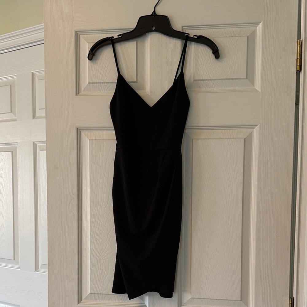 Lulu's Black XS Spaghetti-Strap V-Neck Midi Dress